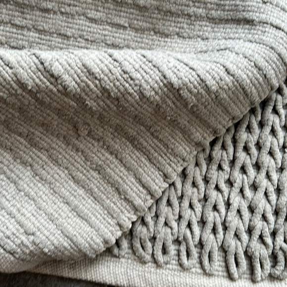 CARPET grey thick cable knit bathroom  carpet approx 33 X 20 inches - Picture 6 of 6